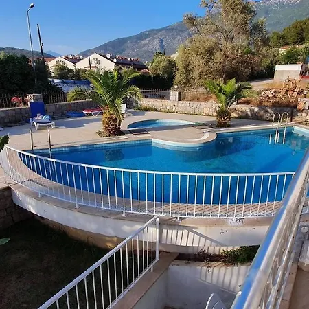 Apartament Oludenizde Havuzlu 2+1 Dublex Apart Fethiye